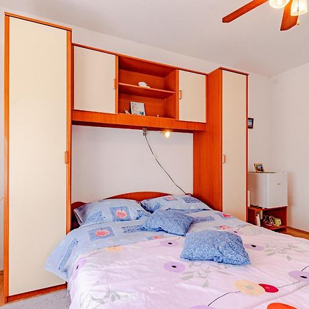 Apartments And Rooms With Parking Space Мали-Стон Номер фото