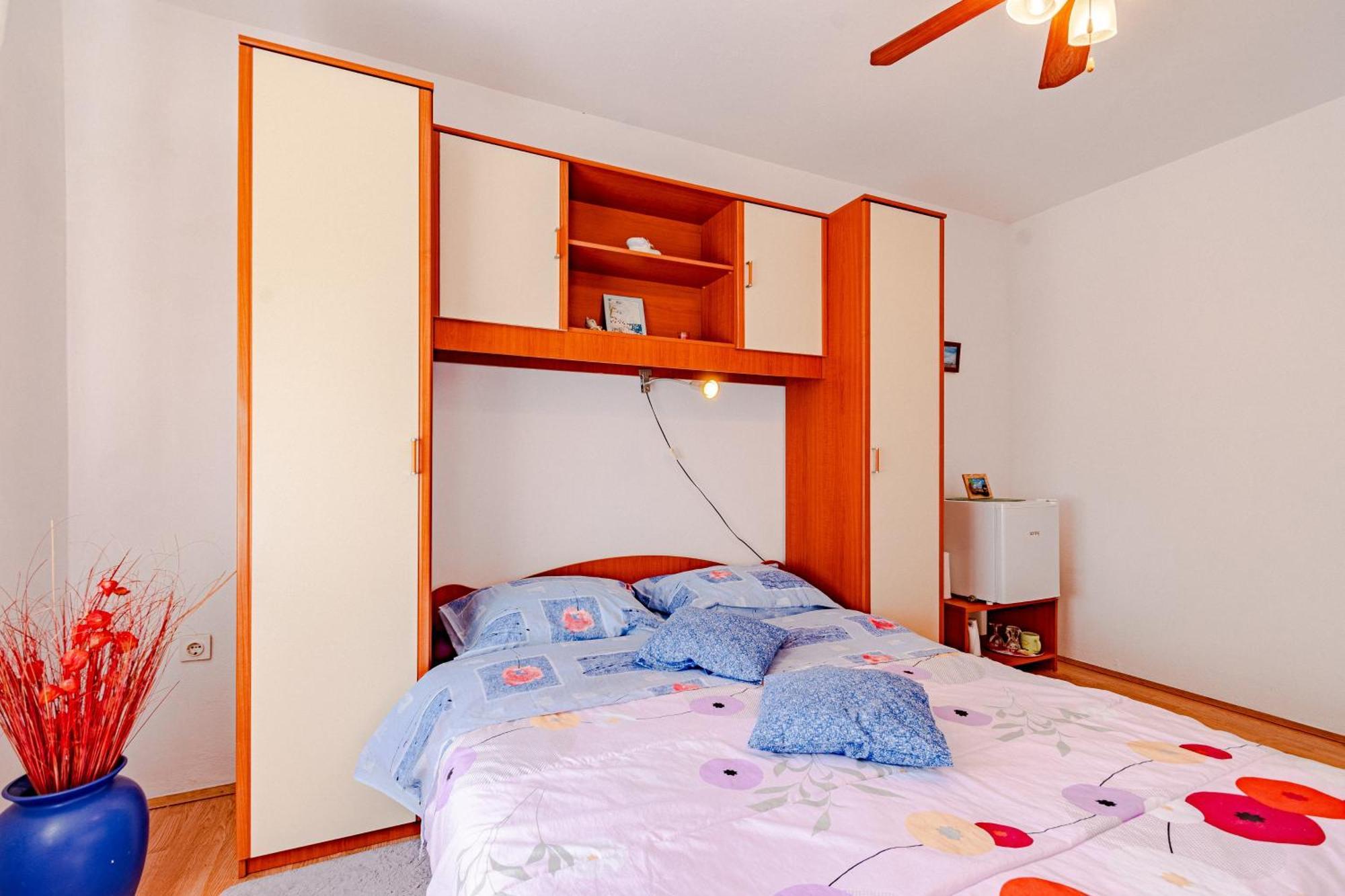 Apartments And Rooms With Parking Space Мали-Стон Номер фото