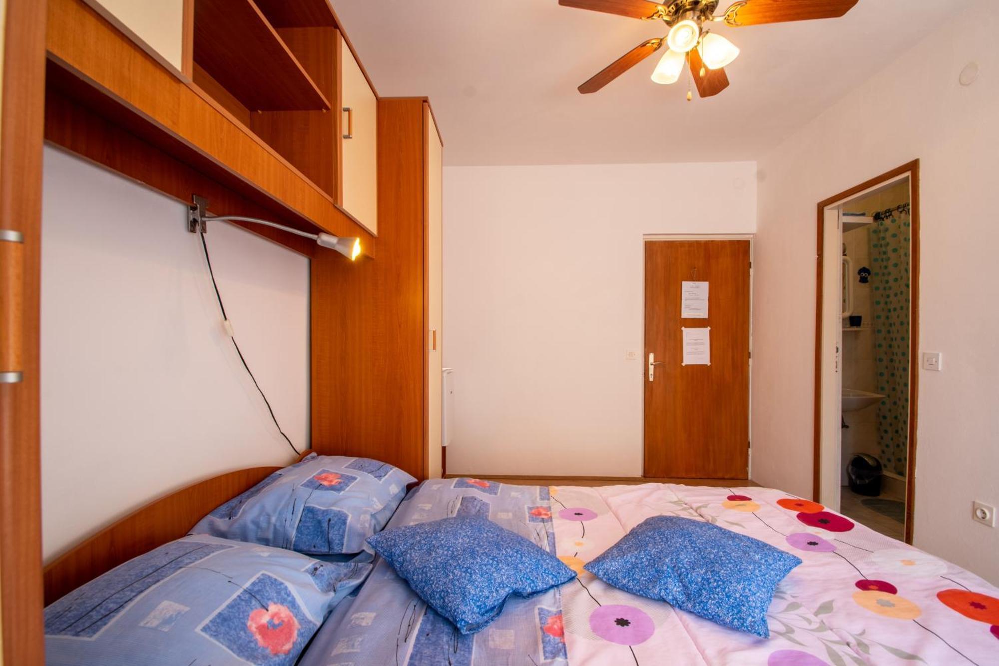 Apartments And Rooms With Parking Space Мали-Стон Номер фото